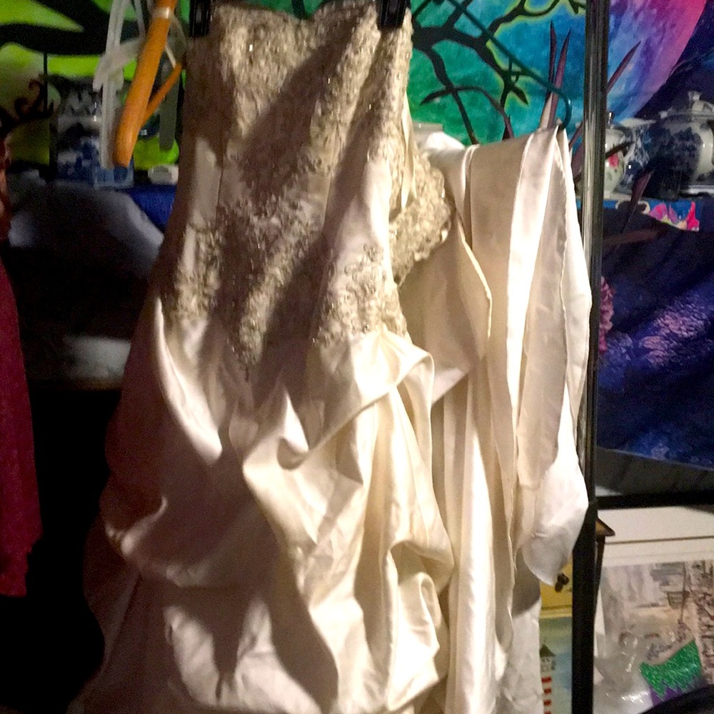 David’s bridal used wedding dress needs to be dry cleaned beautiful long train